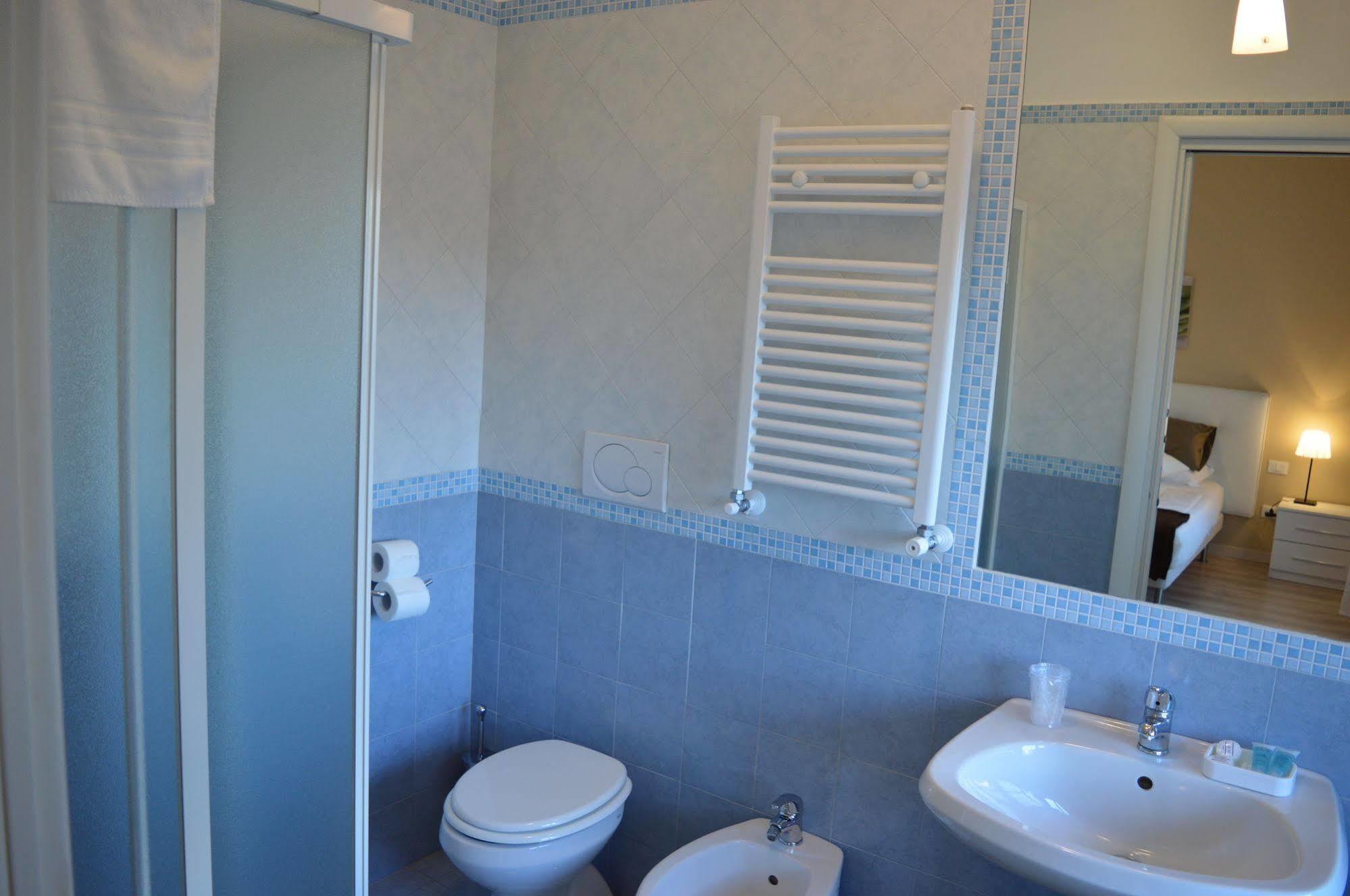 Domus Italiana Hotel Рим Екстериор снимка