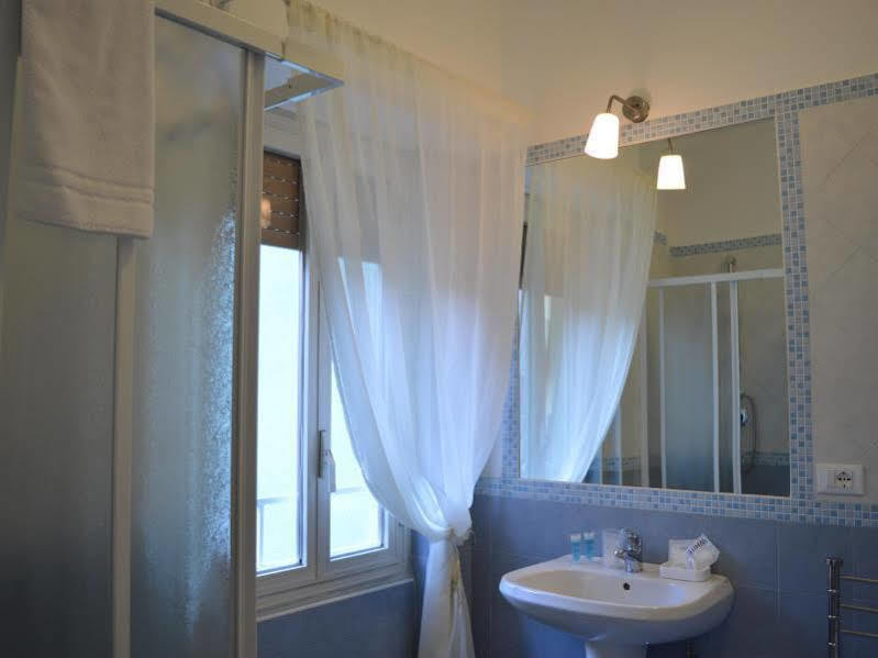 Domus Italiana Hotel Рим Екстериор снимка